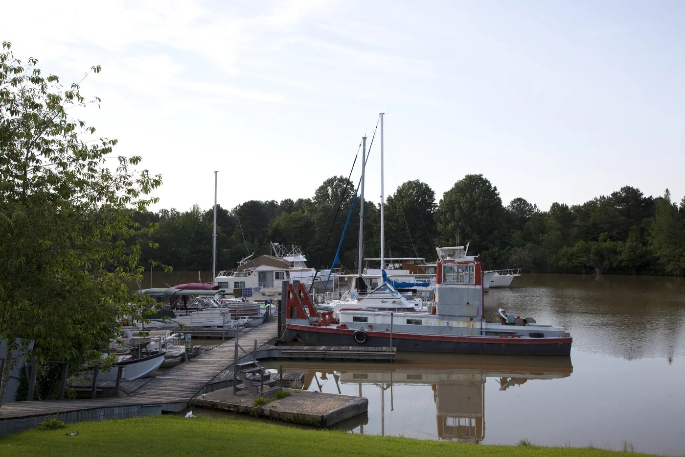 The Great Loop - Cruising boats at the Tom Bevill Lock and Dam marina on the Tennessee-Tombigbee Waterway, Alabama