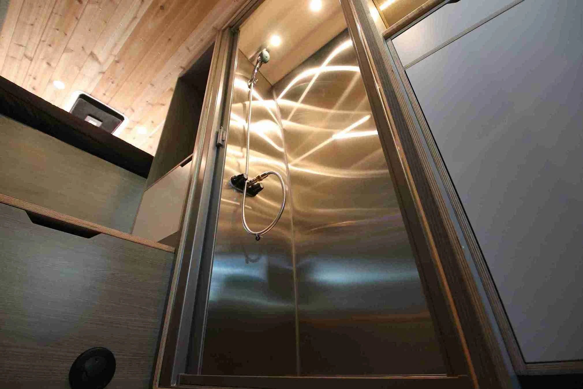 DUO S Enclosed shower.