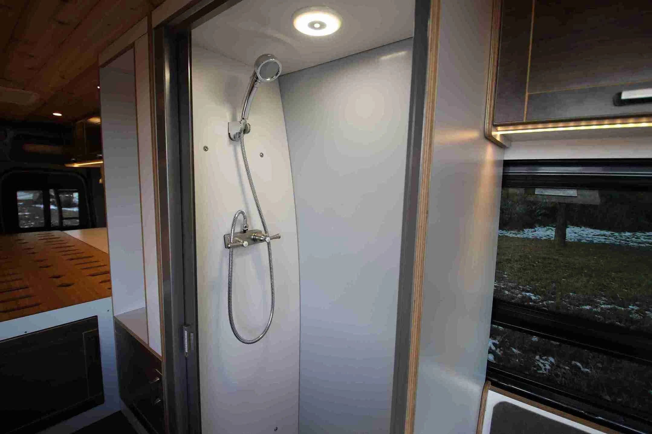 DUO S Enclosed shower.