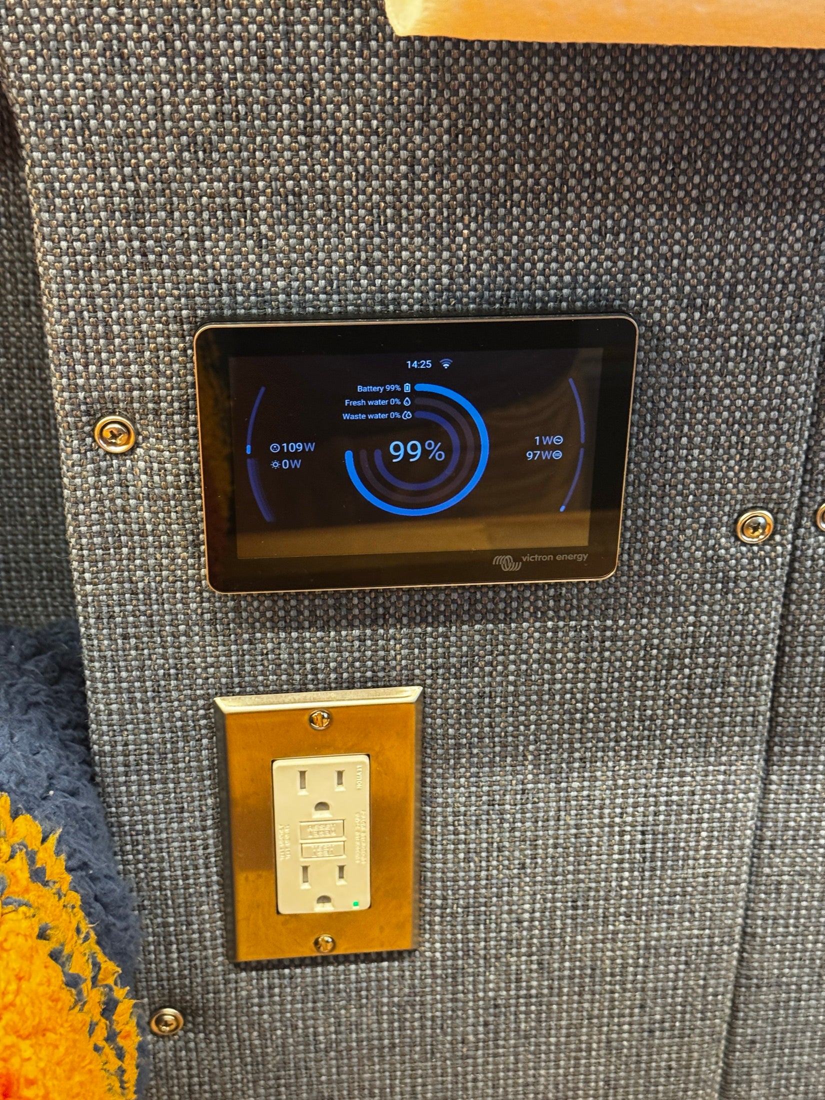Victron Cerbo GX touchscreen, live battery readout